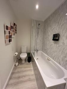 Modern 2 Bed Apartment, Secure Parking, Central