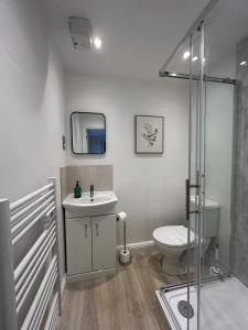 Modern 2 Bed Apartment, Secure Parking, Central