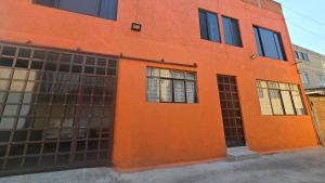 Casa Azteca - 2 Hab para 2 per en casa compartida enfrente del Estadio Azteca