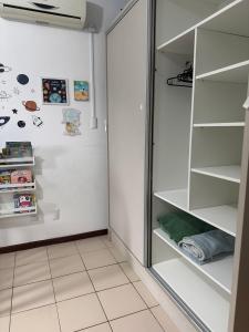 Apê à beira-mar aconchegante com sacada gourmet