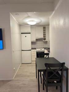 Bright Sauna Apartment 50m to Train, Near Airport