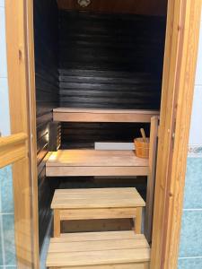 Bright Sauna Apartment 50m to Train, Near Airport