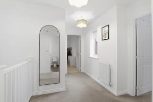 3-Bed House with Parking, Ideal for Contractors