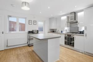 3-Bed House with Parking, Ideal for Contractors