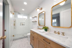 Backyard Oasis Renovated 10min to Beach Villa