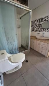 Dormitorio con baño privado a 25 minutos del Apto