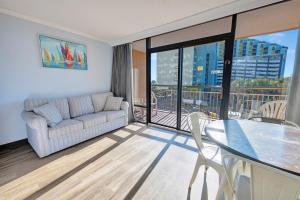 Newly Remodeled Caravelle l Studio, Views w Pools