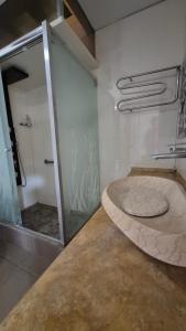 Dormitorio con baño privado a 25 minutos del Apto