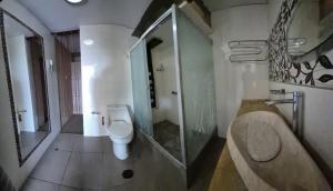 Dormitorio con baño privado a 25 minutos del Apto