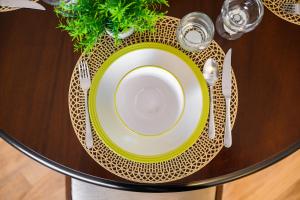 Near Airport & Tram•Fast City Access•Free Parking