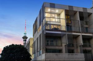 Skytower View Luxury 2 Bedroom With Balcony Parking