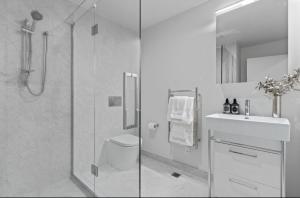 Skytower View Luxury 2 Bedroom With Balcony Parking