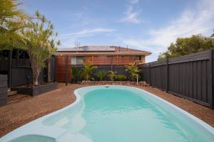 Warners Bay Escape - Family Pool Stay near Foreshore