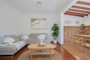 Warners Bay Escape - Family Pool Stay near Foreshore