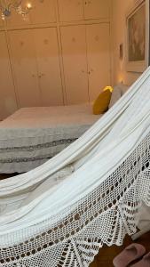 Suíte familiar charmosa com cama casal, infantil e berço na Zona Sul SP