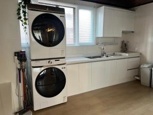 Mangwon Market 1min, Mangwon Station 3min, Korean-style accommodation, 4room, 12ppl