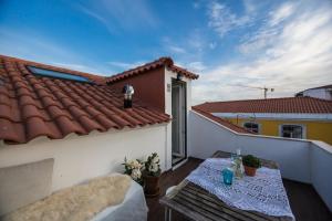 Duplex with terrace in Alfama, Central Lisbon