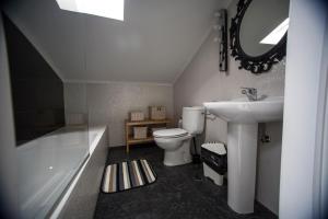 Duplex with terrace in Alfama, Central Lisbon