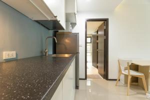 C100 Near Beach with Pool, Sauna & Views