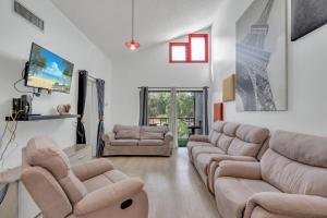 Cozy Golf Condo with 3 Pools, Gym and Just 15 Minutes to Airport