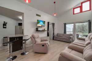 Cozy Golf Condo with 3 Pools, Gym and Just 15 Minutes to Airport