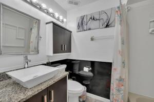 Cozy Golf Condo with 3 Pools, Gym and Just 15 Minutes to Airport
