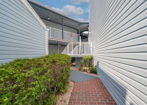 Cozy Golf Condo with 3 Pools, Gym and Just 15 Minutes to Airport