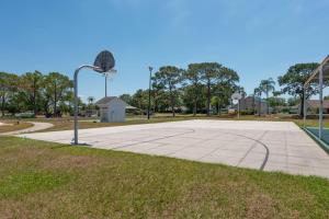Cozy Golf Condo with 3 Pools, Gym and Just 15 Minutes to Airport