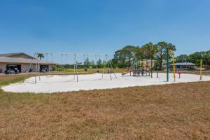 Cozy Golf Condo with 3 Pools, Gym and Just 15 Minutes to Airport