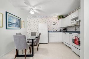 Charming 1BR Near DT Kimberley: Pool, Hot Tub, Gym