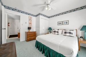 Charming 1BR Near DT Kimberley: Pool, Hot Tub, Gym