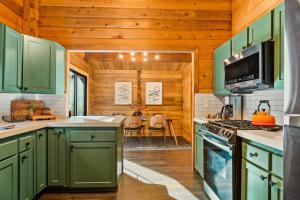 Shadow Wood Lodge, w Hot Tub near Ski Slopes