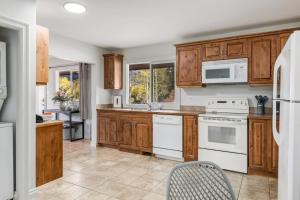 2BR Red Cedar Lodge near Banff with Mountain Views