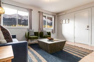 2BR Red Cedar Lodge near Banff with Mountain Views