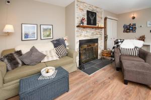 3BR Oasis Private Hot Tub and Sauna Walk to Ski Hill