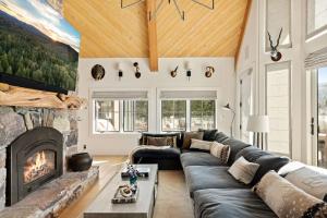 Whimsy by the Water Lakefront Cabin w Hot Tub