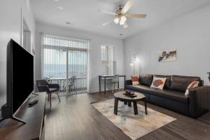 CozySuites Modern 2BR Nora Indianapolis #10