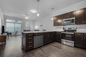 CozySuites Modern 2BR Nora Indianapolis #10