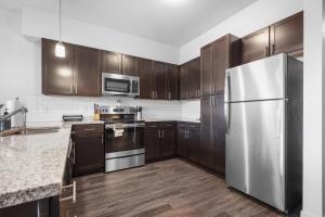 CozySuites Modern 2BR Nora Indianapolis #11