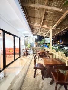 Aquaholik Travelers Lodge