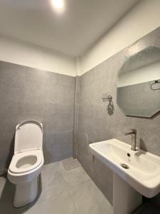 Aquaholik Travelers Lodge