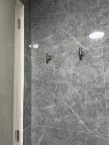 BLJ Homes - 2BR Entire Home with 2 Bathrooms, Kitchen, and Carpark