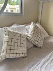 BLJ Homes - 2BR Entire Home with 2 Bathrooms, Kitchen, and Carpark