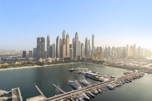 Luxe 2BR with Full Marina Views & Beach Access
