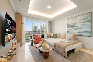 Luxe 2BR with Full Marina Views & Beach Access