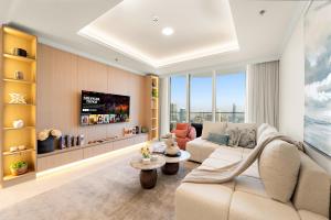 Luxe 2BR with Full Marina Views & Beach Access
