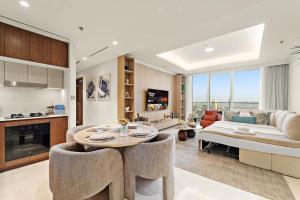 Luxe 2BR with Full Marina Views & Beach Access