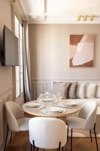 Elegant air-conditioned apartment with separate bedroom