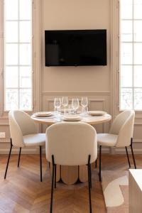 Elegant air-conditioned apartment with separate bedroom