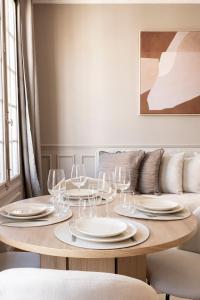 Elegant air-conditioned apartment with separate bedroom